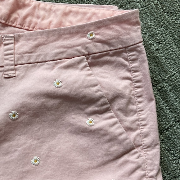 Old Navy Mid-Rise Everyday Embroidered-Daisy Shorts - 7-inch inseam - Picture 5 of 8